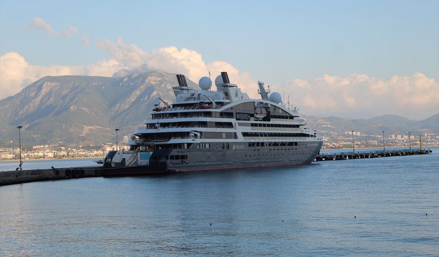 Alanya'ya 'Le Laperouse' gemisiyle 148 turist geldi