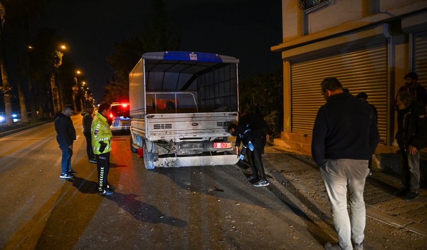 Adana'da kamyonete ve iş yerinin duvarına çarpan otomobildeki çocuk öldü