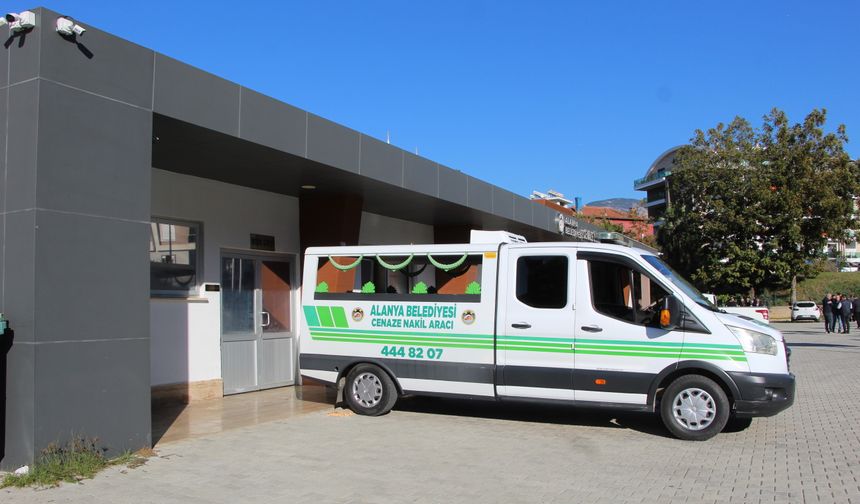 Antalya'da dayısı tarafından silahla öldürülen kadının cenazesi defnedildi