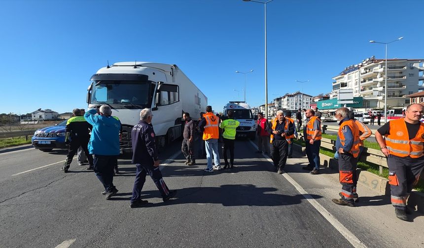 Antalya'da tırın çarptığı Karayolları işçisi öldü