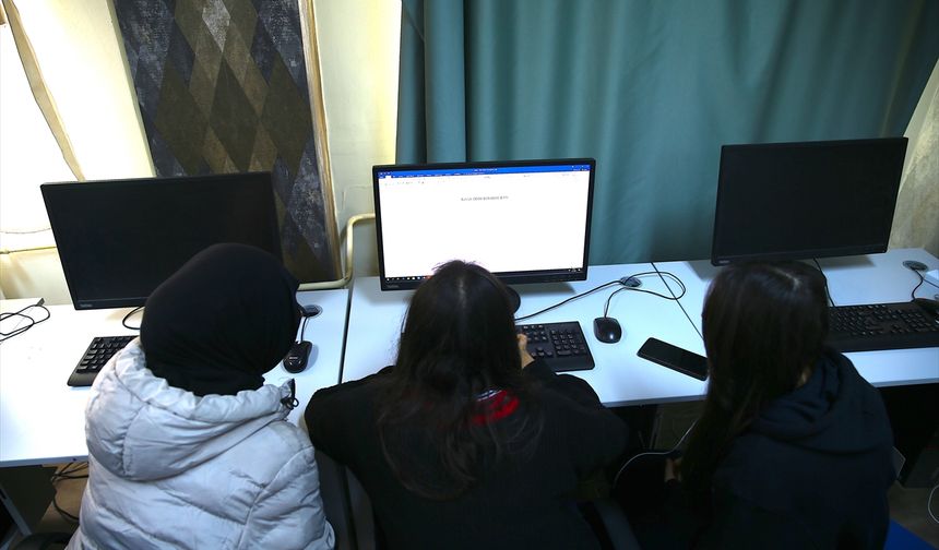 Hatay'da gazete çıkaran liseliler mürekkep kokusunu okul sıralarında deneyimliyor