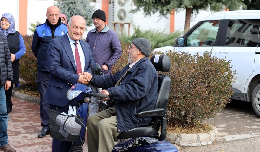 Hekimhan Belediyesi'nden engelli vatandaşlara akülü tekerlekli sandalye hediyesi