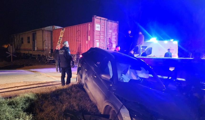 Malatya'da yük treninin otomobile çarpması sonucu 5 kişi yaralandı