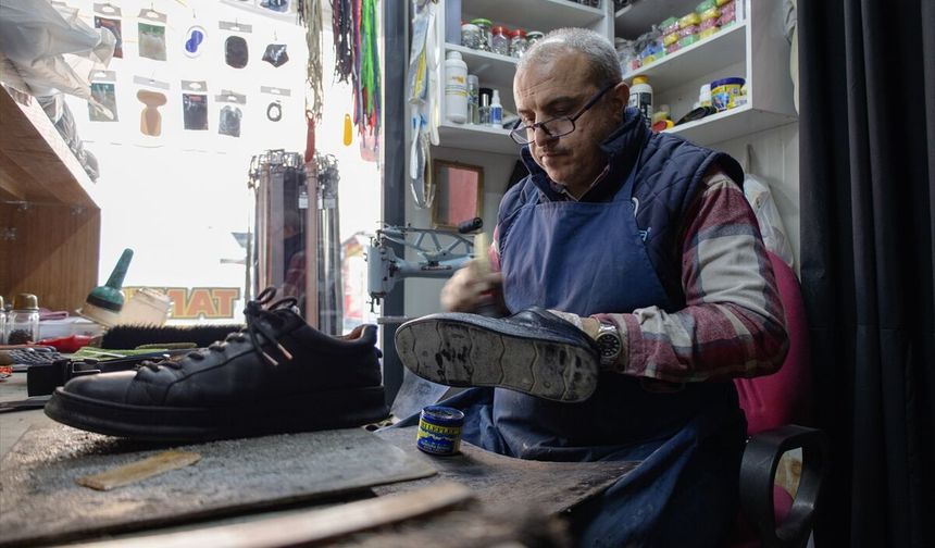 Malatyalı ayakkabı ustası 40 yıllık mesleğini konteynerde sürdürüyor