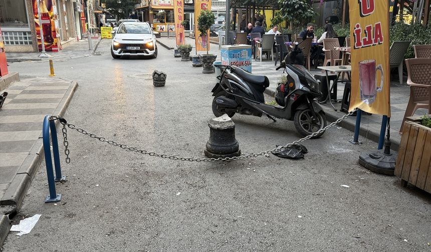 Mersin'de üstünden atlamaya çalıştığı zincir bariyerlere bisikleti takılan sürücü yaralandı