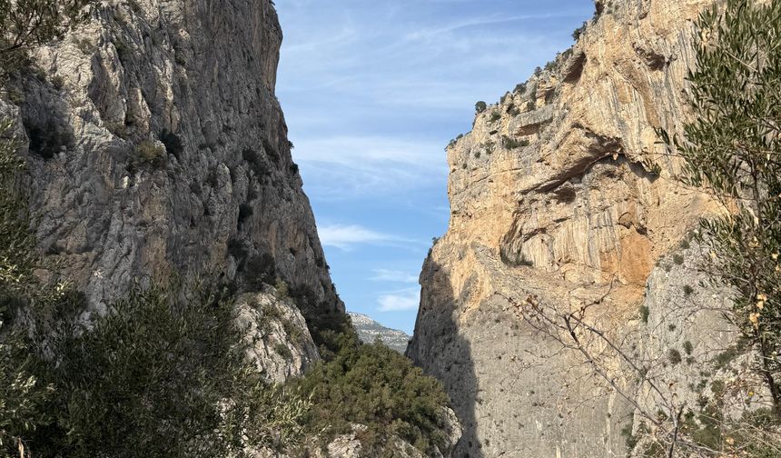 Sarp kayalarla çevrili Kapıkaya Kanyonu kışın da tırmanış tutkunlarını ağırlıyor