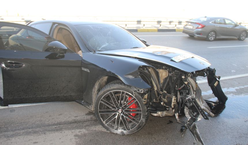 Serik'te 2 otomobilin çarpıştığı kazada 1 kişi yaralandı