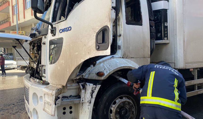 Serik'te park halindeki kamyonda yangın çıktı