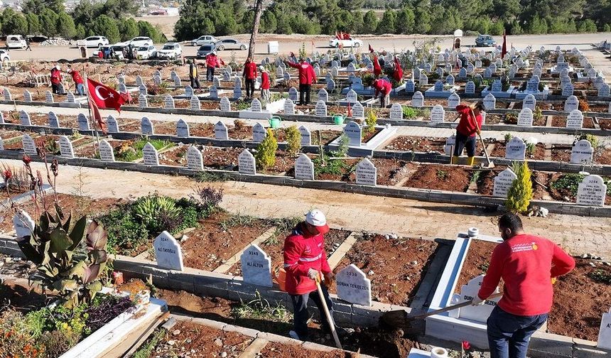 Mezarlıklarda Bakım ve Düzenleme Çalışmaları Sürüyor…