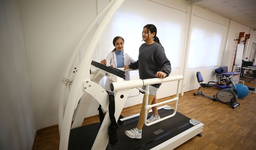 6 ŞUBAT DEPREMLERİNİN ÜÇÜNCÜ YILI - Protezle yürümeye başlayan 13 yaşındaki Melike'nin hayali avukat olmak