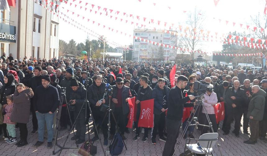 CHP'nin kesin ihraç talebiyle disipline sevk ettiği Yazıhan Belediye Başkanı Göçer miting düzenledi: