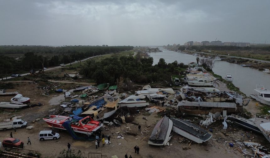 GÜNCELLEME - Antalya'nın Aksu ilçesinde çıkan hortumda bir kişi yaralandı, tekneler zarar gördü
