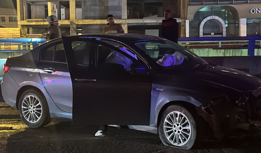 Hatay'da bariyere çarpan otomobilin sürücüsü yaralandı