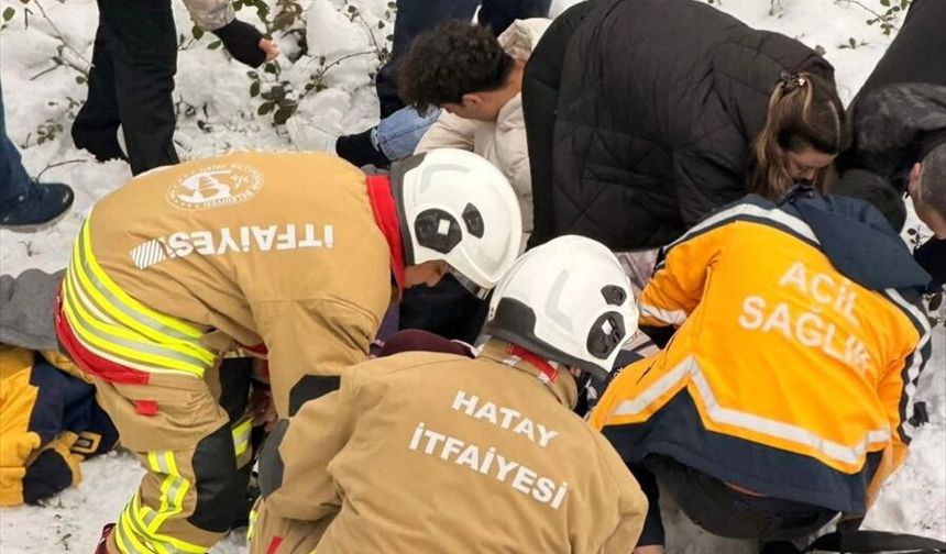 Hatay'da dereye düşen otomobildeki 5 kişi yaralandı