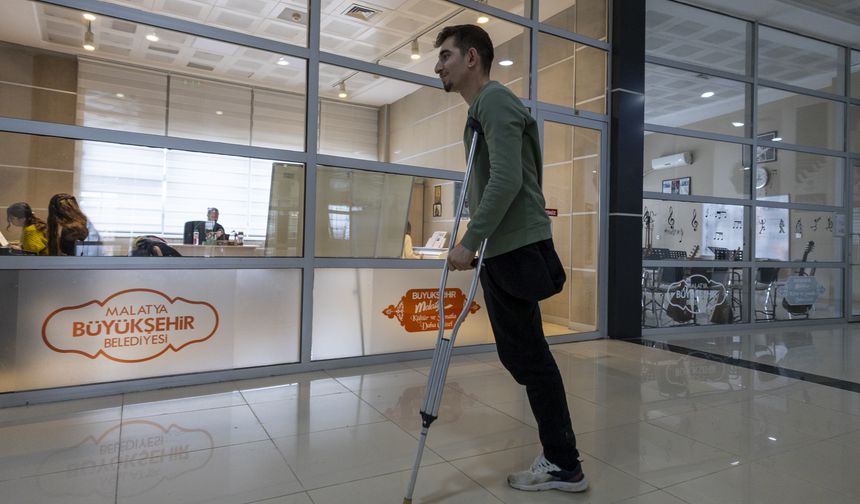 6 ŞUBAT DEPREMLERİNİN ÜÇÜNCÜ YILI - Depremde kolunu ve bacağını kaybeden genç resimle engelleri aşıyor