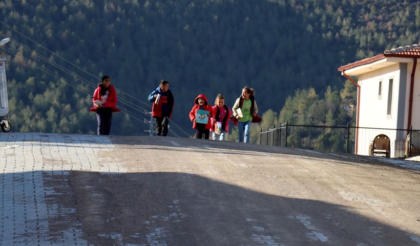 6 ŞUBAT DEPREMLERİNİN ÜÇÜNCÜ YILI - Kütüphaneye dönüştürdüğü kulübenin ardından köy evinde de çocukları kitap okumaya teşvik ediyor