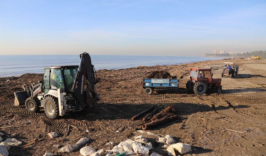 Akdeniz Belediyesi ekipleri Millet Bahçesi'nin sahilini temizledi