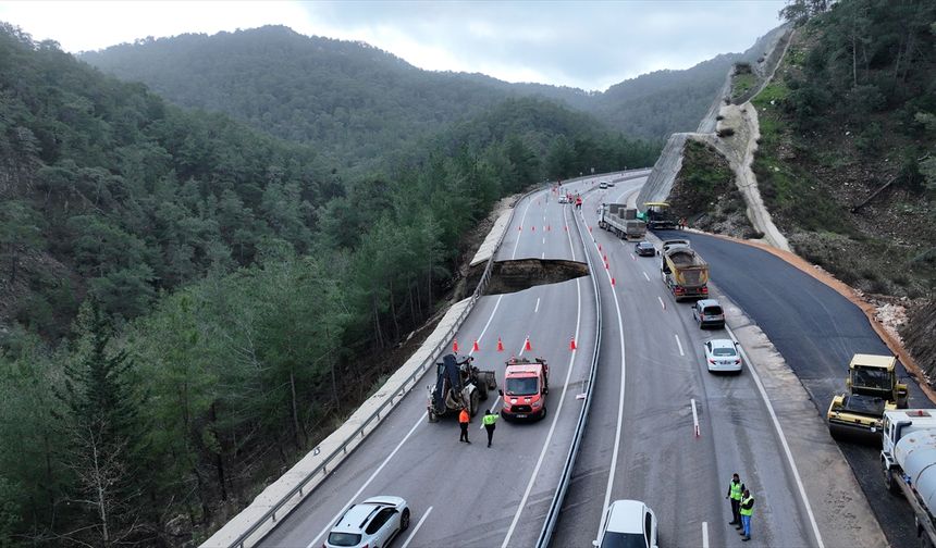 Antalya'da Kumluca-Kemer kara yolu göçük ve heyelan nedeniyle kısmen ulaşıma kapatıldı