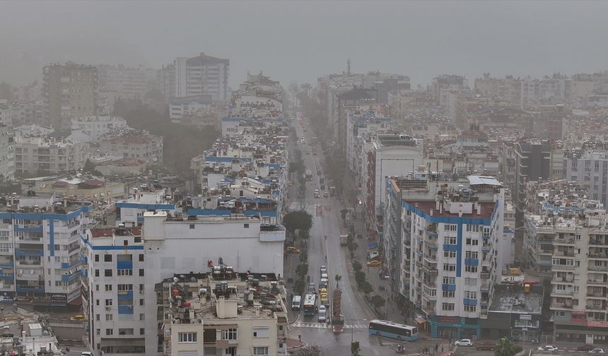Antalya'da toz taşınımı görüş mesafesini düşürdü
