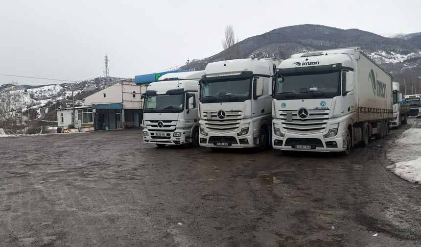 Ardahan'da Türkgözü-Posof-Damal kara yolu tırlara kapatıldı