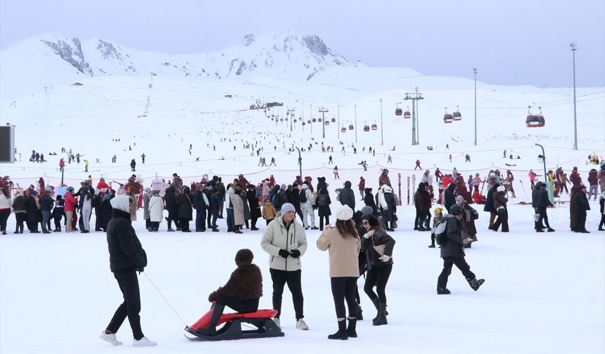 Erciyes'te pistler hafta sonu kayakseverlerle doldu