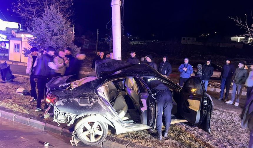 Malatya'da direğe çarpan otomobilin sürücüsü yaralandı