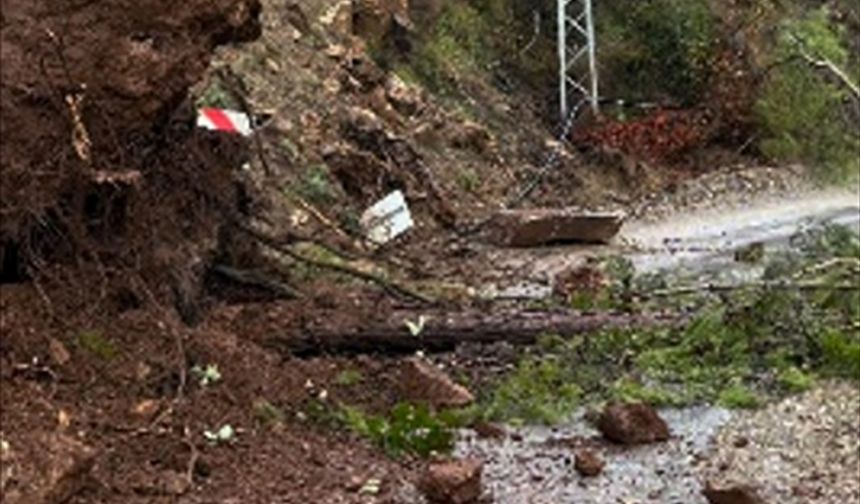 Mersin'de heyelan iki kırsal mahallenin yolunu kapattı