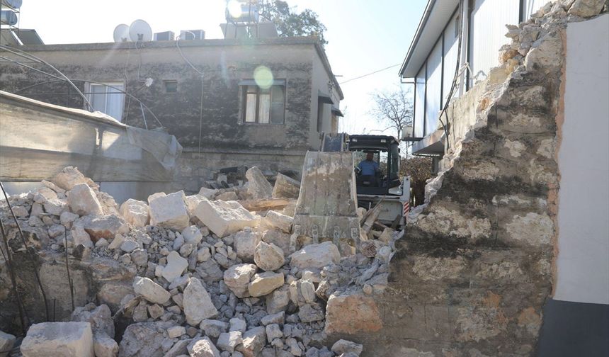 Mersin'in Akdeniz ilçesinde 2 katlı metruk ev yıkıldı