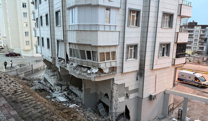 Şanlıurfa'da istinat duvarı yıkılan binanın yanındaki apartman da boşaltıldı