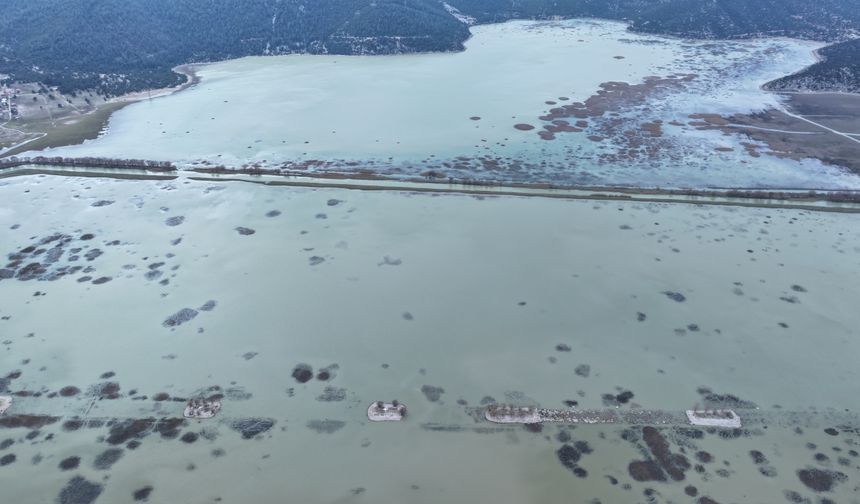 Yaz aylarında kuruyan Avlan Gölü, yağışların ardından yeniden su tuttu