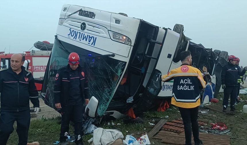 Adana'da devrilen yolcu otobüsünde 2 kişi öldü, 19 kişi yaralandı