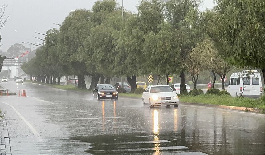 Adana'da sağanak hayatı olumsuz etkiledi