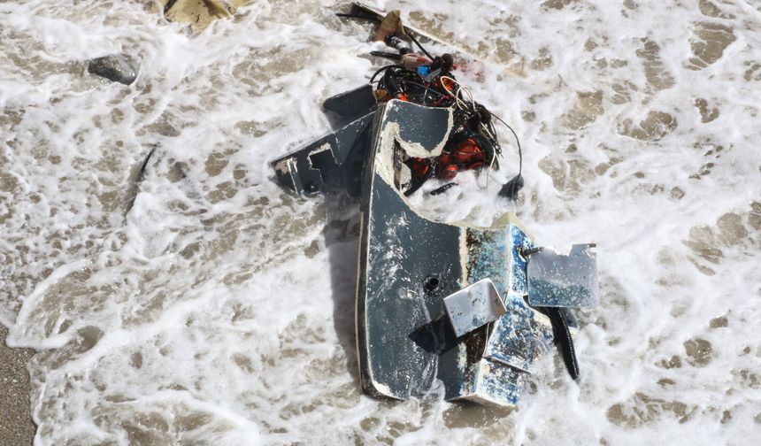 Alanya açıklarında batan balıkçı teknesindeki 2 kişi yüzerek kurtuldu