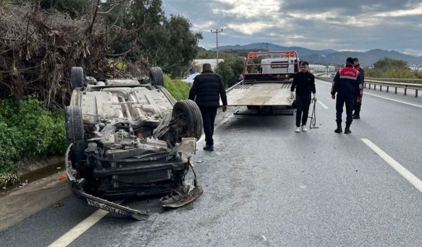 Alanya'da devrilen otomobilin sürücüsü yaralandı