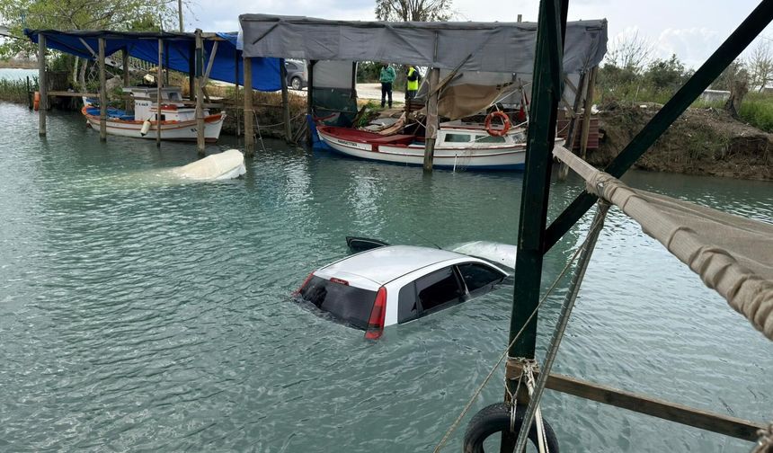 Antalya'da dereye düşen otomobildeki 3 kişi yüzerek kurtuldu