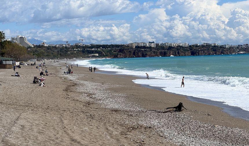 Antalya'da güneşli havayı fırsat bilenler sahillerde vakit geçirdi