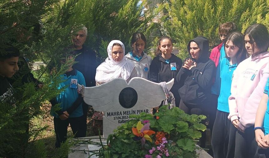 Antalya'da köpeklerden kaçarken kamyonun çarptığı Mahra, ölümünün 3. yılında anıldı