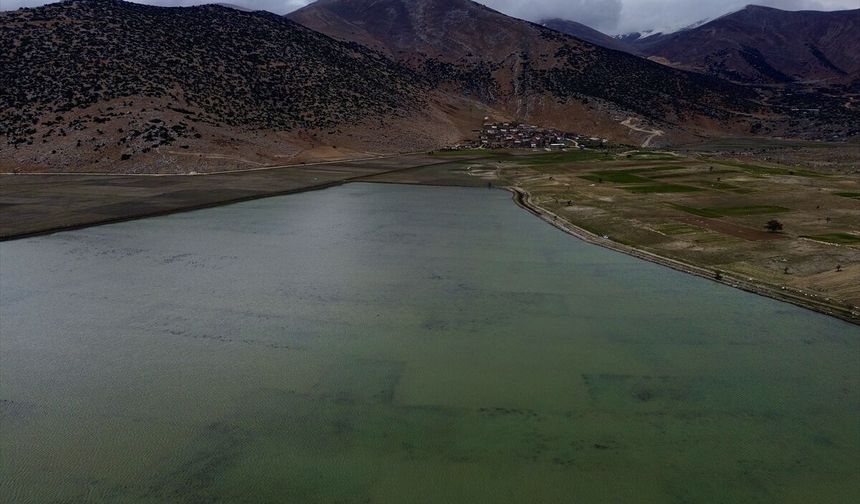 Antalya'da sağanak nedeniyle tarım arazileri su altında kaldı