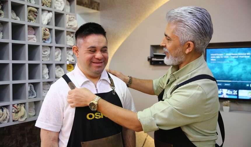 Down sendromlu genç çalıştığı berber salonuna neşe katıyor