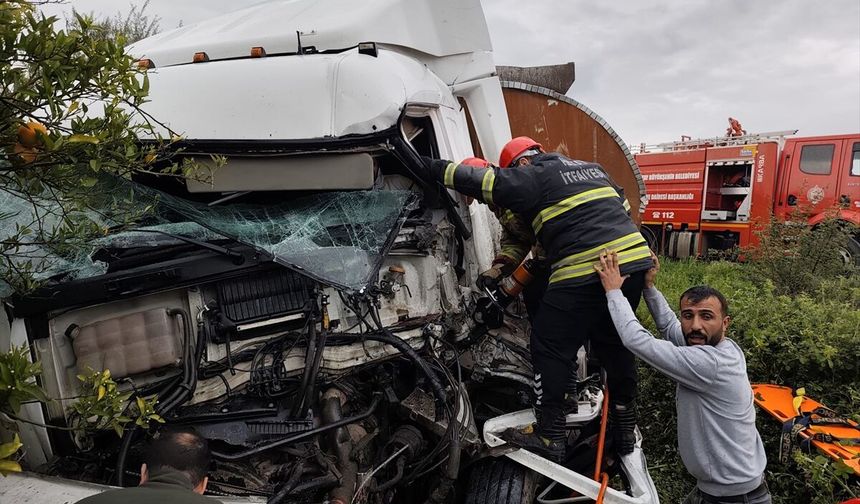 Erzin ilçesinde tırla çarpışan tankerdeki 2 kişi yaralandı