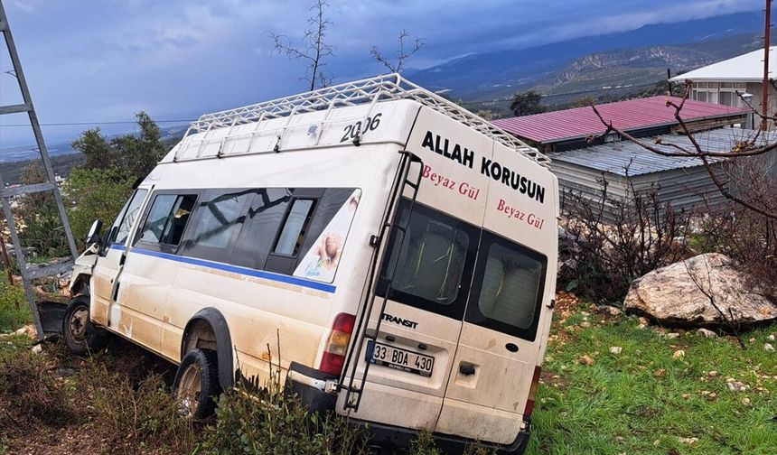 GÜNCELLEME - Mersin'de elektrik direğine çarpan işçi servisindeki 5 kişi yaralandı