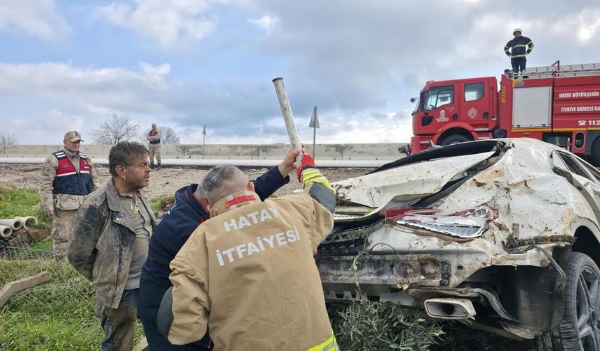 Hassa'da tarlaya devrilen otomobilin sürücüsü yaralandı