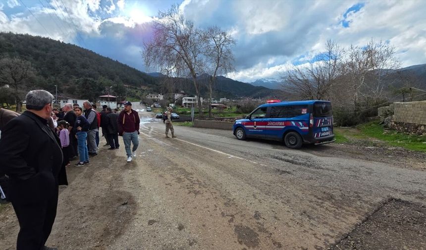 Hatay'da dereye düşen otomobilin sürücüsü yaralandı