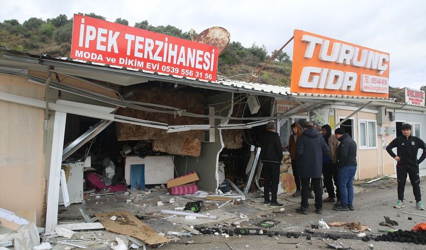 Hatay'da prefabrik iş yerlerine çarpan otomobilin sürücüsü yaralandı
