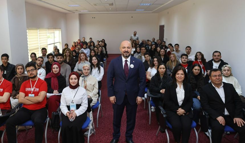 İl Sağlık Müdürü Halil Nacar, Doğu Akdeniz Bölgesel Kariyer Fuarı'nda gençlerle buluştu