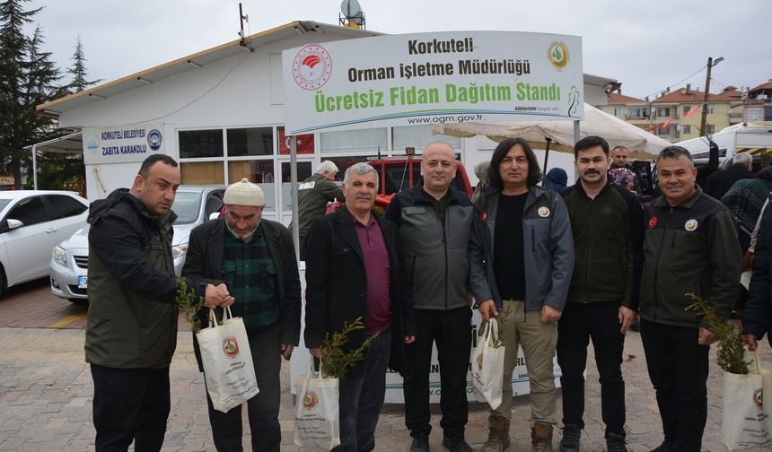 Korkuteli ilçesinde Orman Haftası'nda fidanlar toprakla buluşturuldu