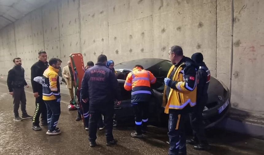 Malatya'da tünel içinde kaldırıma çarpan otomobildeki 3 kişi yaralandı