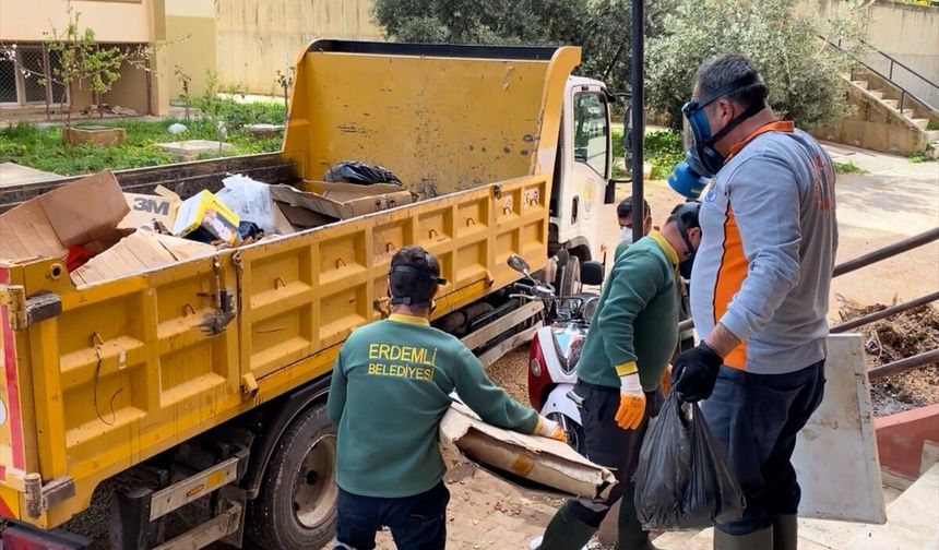 Mersin'de bir evden 7 kamyon çöp çıkarıldı