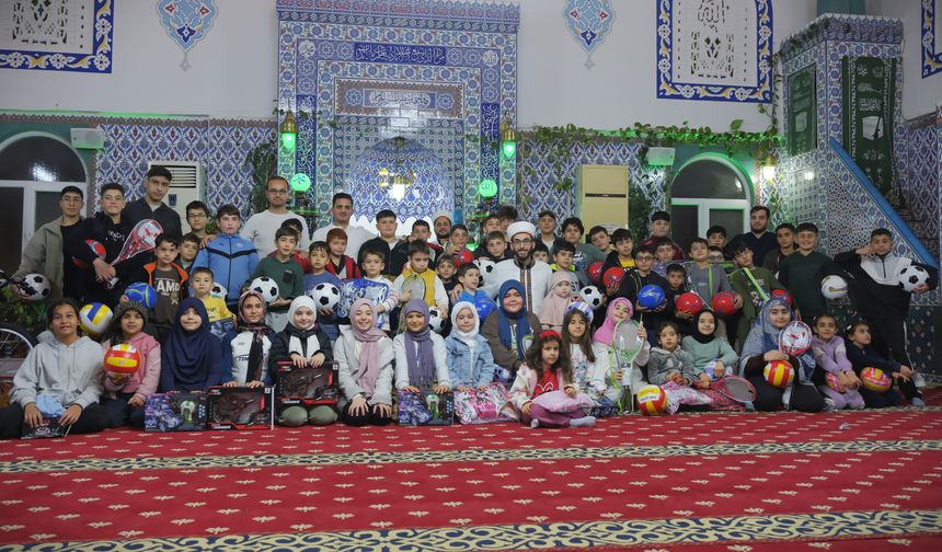 Mersin'de 'Camide çocuk sesi, ramazan neşesi' projesi kapsamında 250 çocuğa ödül verildi