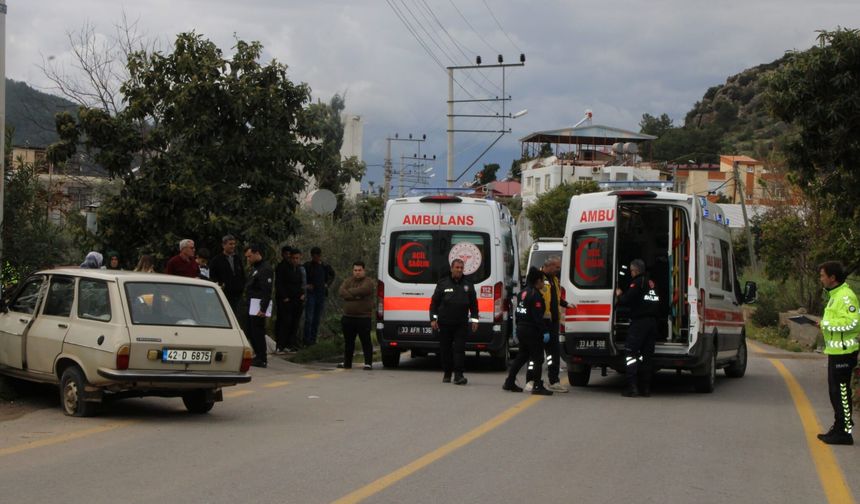Mersin'de elektrik direğine çarpan otomobildeki 2 kişi yaralandı